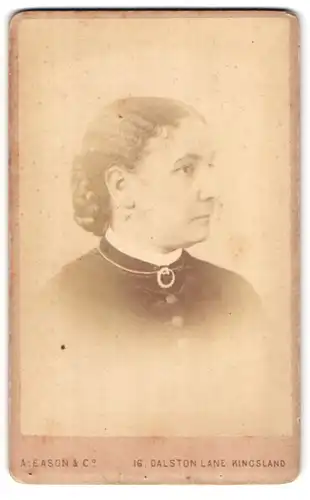 Fotografie A. Eason & Co., Kingsland, 16, Dalston Lane, Portrait junge Dame mit Flechtfrisur