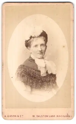 Fotografie A. Eason & Co., Kingsland, 16, Dalston Lane, Portrait bürgerliche Dame in zeitgenössischer Kleidung