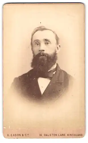 Fotografie A. Eason & Co., Kingsland, 16, Dalston Lane, Portrait bürgerlicher Herr mit Fliege & Vollbart