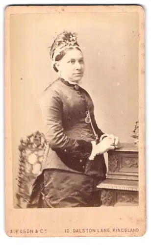 Fotografie A. Eason & Co., Kingsland, 16, Dalston Lane, Portrait bürgerliche Dame in zeitgenössischer Kleidung