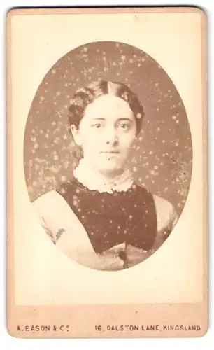 Fotografie A. Eason & Co., Kingsland, 16, Dalston Lane, Portrait junge Dame im hübschen Kleid