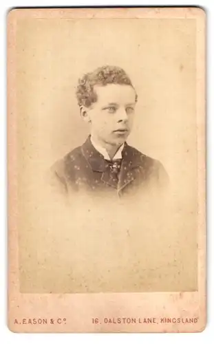 Fotografie A. Eason & Co., Kingsland, 16, Dalston Lane, Portrait junger Mann im Anzug mit Krawatte