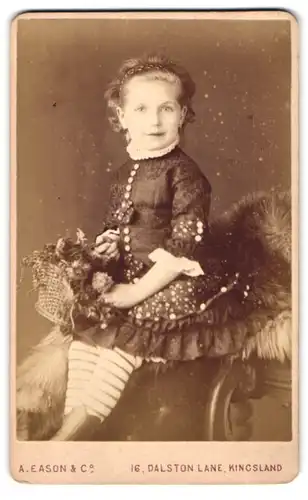 Fotografie A. Eason & Co., Kingsland, 16, Dalston Lane, Portrait Mädchen im hübschen Kleid mit Blumenkorb