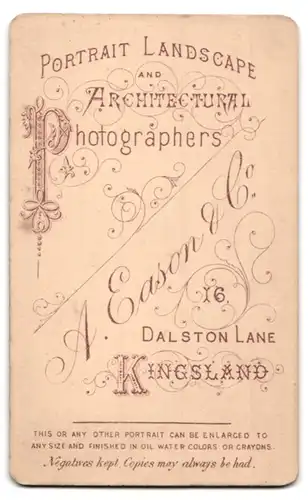 Fotografie A. Eason & Co., Kingsland, 16, Dalston Lane, Portrait Mädchen im hübschen Kleid mit Blumenkorb