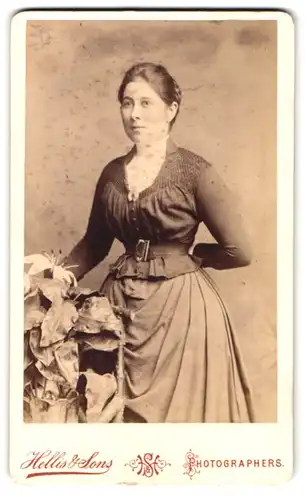 Fotografie Hellis & Sons, London, 211 & 213 Regent St., Portrait junge Dame in modischer Kleidung