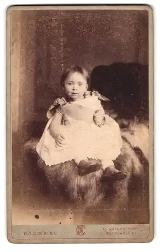 Fotografie H. Garrett Cocking, London, 57, Queen`s Road, Portrait niedliches Kleinkind im hübschen Kleid