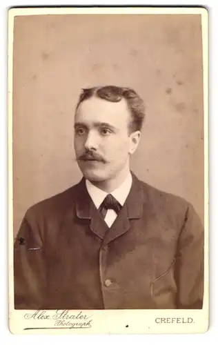 Fotografie Alex Strater, Crefeld, Ostwall Nr. 152, Mann im Anzug mit Mittelscheitel