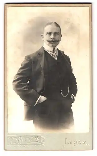 Fotografie Jles Sylvestre, Lyon, 2. Rue de Bonnel, Mann mit Sternen Krawatte und Taschenuhr