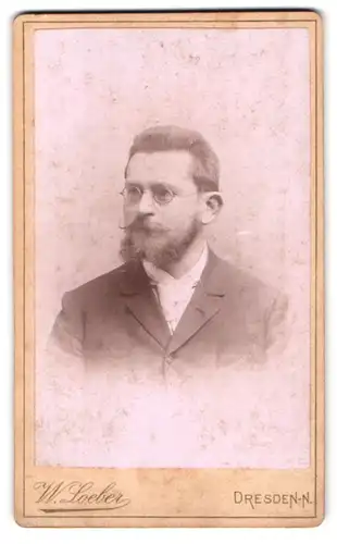 Fotografie W. Loeber, Dresden-N., Hauptstrasse 24, Mann mit Brille und Vollbart