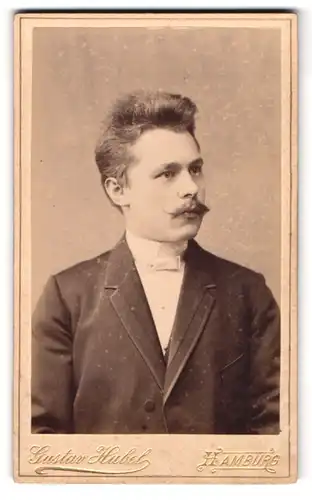 Fotografie Gustav Habel, Hamburg, Kaiser Wilhelmstrasse, Junger Mann mit Oberlippenbart und Föhnfrisur