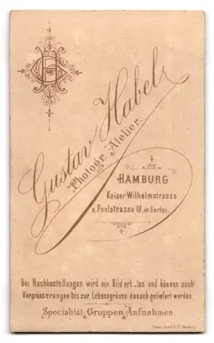 Fotografie Gustav Habel, Hamburg, Kaiser Wilhelmstrasse, Junger Mann mit Oberlippenbart und Föhnfrisur