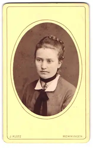 Fotografie J. Klotz, Memmingen, Brustportrait junge Dame mit Amulett