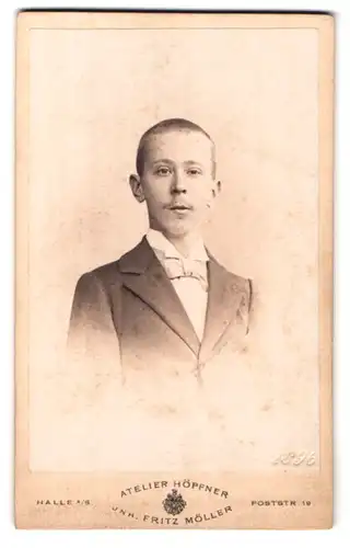 Fotografie Fritz Möller, Halle a / S., Poststrasse 19, Portrait junger Mann im Anzug mit Fliege