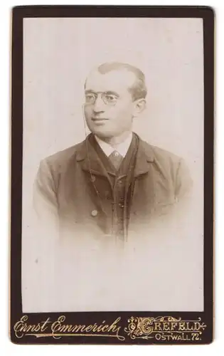 Fotografie Ernst Emmerich, Crefeld, Ostwall 72, Portrait modisch gekleideter Herr mit Zwicker