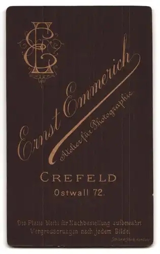 Fotografie Ernst Emmerich, Crefeld, Ostwall 72, Portrait modisch gekleideter Herr mit Zwicker