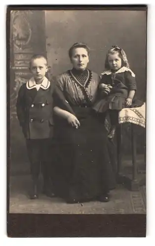 Fotografie unbekannter Fotograf und Ort, Portrait bürgerliche Dame mit Sohn und Tochter