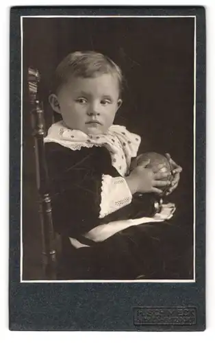 Fotografie H. Schmeck, Siegen, Bahnhofstrasse 12, Portrait hübsch gekleideter Junge mit Ball in den Händen