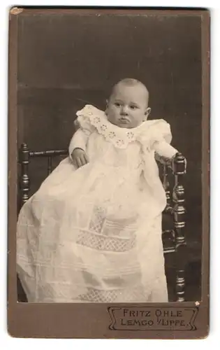Fotografie Fritz Ohle, Lemgo i / Lippe, Portrait niedliches Baby im langen weissen Kleid