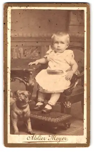Fotografie H. Meyer, Senftenberg, Portrait kleines Mädchen im Kleid am Tisch sitzend