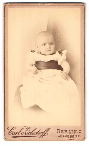 Fotografie Carl Zielsdorff, Berlin-C, Alexander-Strasse 44, Portrait niedliches Kleinkind im weissen Kleid