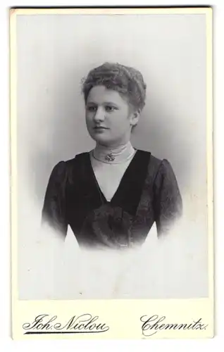 Fotografie Joh. Niclou, Chemnitz, Königstrasse 3&5, Portrait junger Frau in schöner Bluse