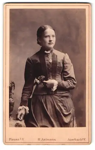 Fotografie H. Axtmann, Plauen i/V., Oberer Graben 19, Portrait hübsche junge Frau mit Blüte in Händen