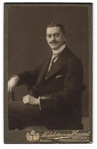 Fotografie Rudolph Conrad, Berlin, Königstr. 34 /36, Portrait Herr im Anzug mit Krawatte