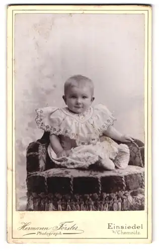 Fotografie Hermann Förster, Einsiedel b. Chemnitz, Portrait niedliches Mädchen im hübschen Kleidchen