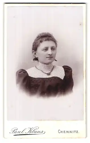 Fotografie Paul Klaus, Chemnitz, Reitbahnstr. 18, Portrait Frau mit Schleife im Haar und schöner Halskette