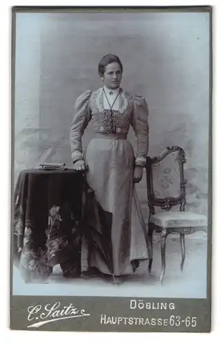 Fotografie C. Saitz, Döbling, Hauptstrasse 63-65, Portrait Frau in langem Kleid mit Schirm