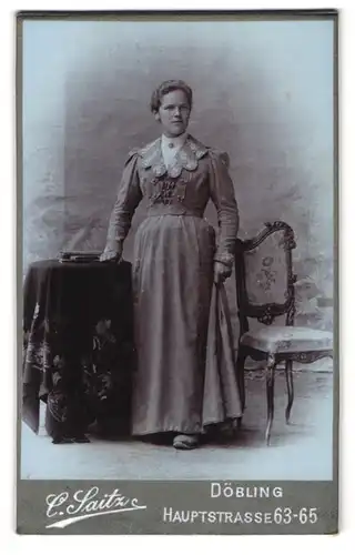 Fotografie C. Saitz, Döbling, Hauptstrasse 63-65, Portrait Frau in langem, hellen Kleid