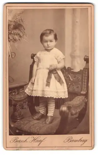 Fotografie Bernh. Haaf, Bamberg, Kettenbrücke, Portrait kleines Mädchen im Kleidchen mit grosser Schleife