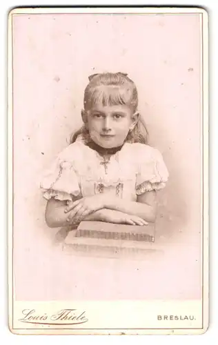 Fotografie Louis Thiele, Breslau, Bohrauerstr. 6a, Portrait süsses Mädchen mit langem Haar im weissen Kleid
