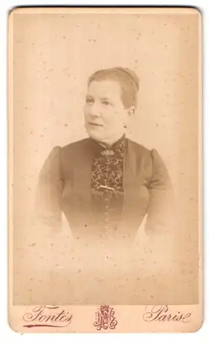 Fotografie M.H. Fontes, Paris, 60 Avenue de Clichy, Portrait Frau mit Brsoche am Kleid