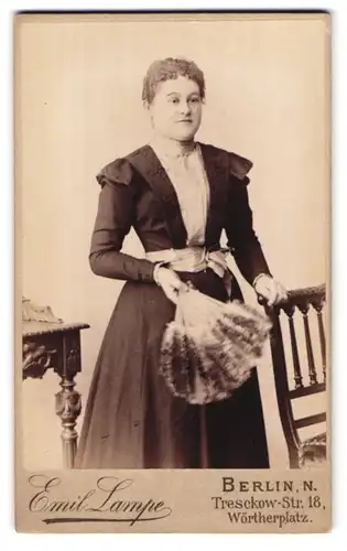 Fotografie Emil Lampe, Berlin, Tresckow-Str. 18, Portrait Frau im langen Kleid mit Fächer in Händen