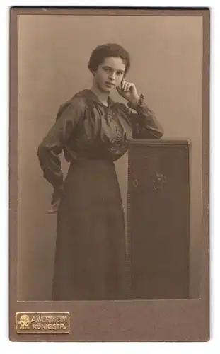 Fotografie A. Wertheim, Berlin, Königstr. Portrait einer jungen Frau im langen Kleid