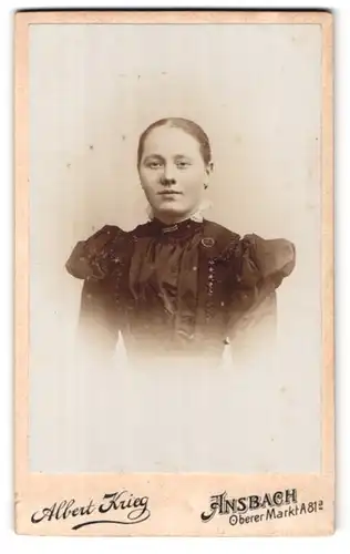 Fotografie Albert Krieg, Ansbach, Oberer Markt 81a, Portrait junge Frau im adretten Kleid