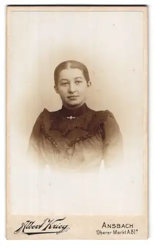 Fotografie Albert King, Ansbach, Oberer Markt 81a, Portrait junge Frau mit Brosche an der Bluse