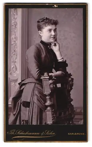 Fotografie Th. Schuhmann & Sohn, Karlsruhe, Amalienstrasse 57, Portrait lächelnde Frau in schönem Kleid