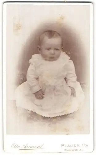 Fotografie Otto Asimont, Plauen i/V., Klosterstr. 8, Portrait Baby im weisschen Kleidchen