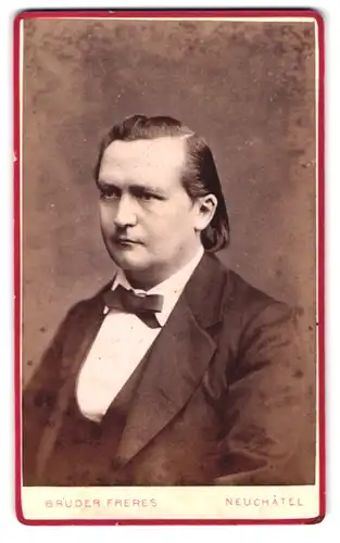 Fotografie Bruder Freres, Neuchatel, Rue de l`Hopital 17, Portrait korpulenter Herr im Anzug mit Querbinder