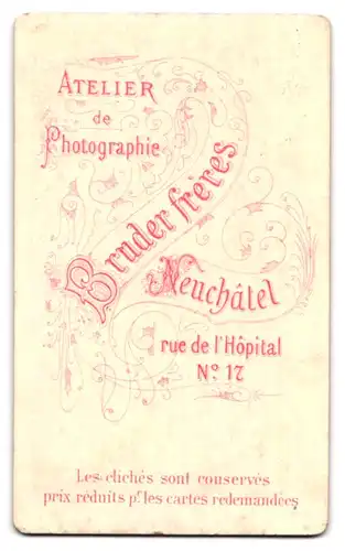 Fotografie Bruder Freres, Neuchatel, Rue de l`Hopital 17, Portrait korpulenter Herr im Anzug mit Querbinder