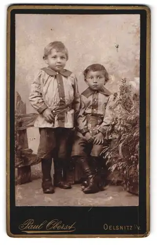 Fotografie Paul Oberts, Oelsnitz i/V., Bahnhofstrasse, Portrait Knaben in kurzen Hosen mit Stiefelchen