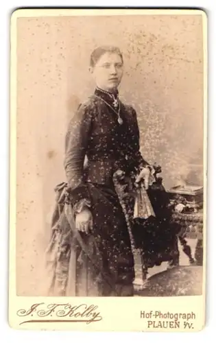 Fotografie J.F. Kolby, Plauen i/V., Portrait Frau im langen Kleid mit Halskette und Fächer