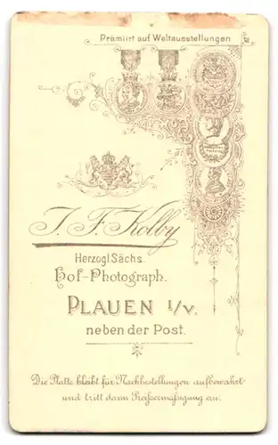 Fotografie J.F. Kolby, Plauen i/V., Portrait Frau im langen Kleid mit Halskette und Fächer