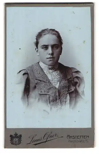 Fotografie Linus Ofner, Amstetten, Hauptplatz, 15, Portrait junge Frau in hübschem Kleid mit gesticktem Muster