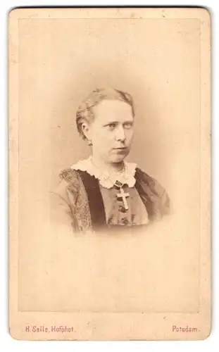 Fotografie H. Selle, Potsdam, Yorkstrassev 4, Portrait Frau in schöner Bluse mit Kreuzanhänger
