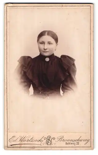 Fotografie Ed. Wartzack, Braunschweig, Bohlweg 20, Portrait Frau im schwarzen Korsettkleid mit Brosche