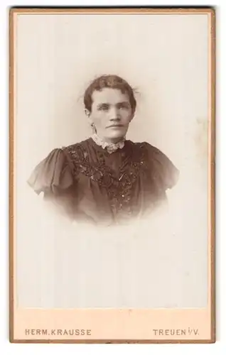 Fotografie Herm. Krausse, Treuen i/V., Bahnhofstrasse, Portrait Frau im Kleid mit Puffärmeln und Stickereien