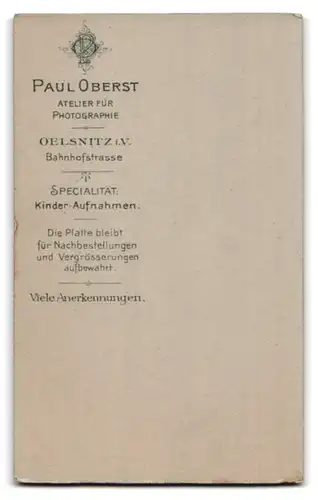 Fotografie Paul Oberst, Oelsnitz i/V., Bahnhofstrasse, Portrait älterer kahlköpfiger Herr im Anzug mit Fliege